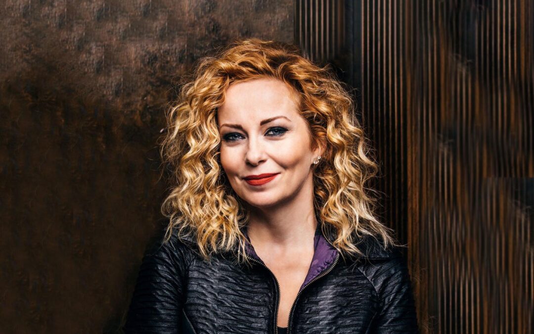 Anneke Van Giersbergen anuncia ‘The Darkest Skies Are The Brightest’, su disco solista